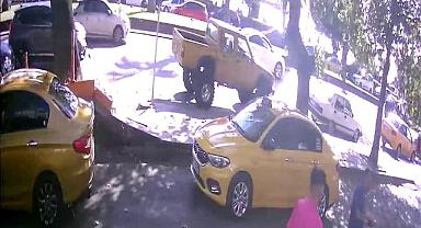Dehşet anları kamerada! Ağaç aracın üzerine işte böyle devrildi