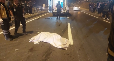 Feci ölüm, dehşet anları! Yaşlı kadın otomobilin altında metrelerce sürüklendi