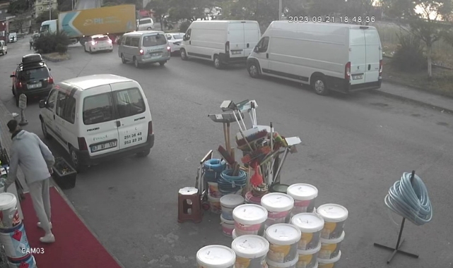 Kamyonun devirdiği aydınlatma direği adamın üzerine yıkıldı