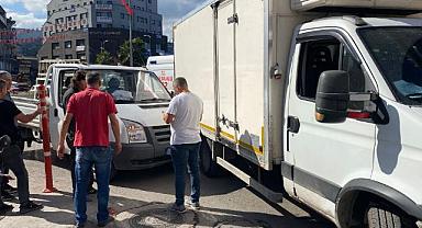 Kazaya bakmak isterken ayağını otomobil ezdi!