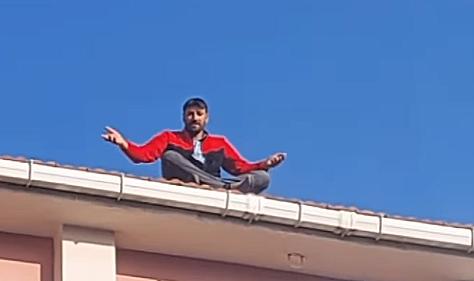 Madenci çatıya çıktı, isyan etti!