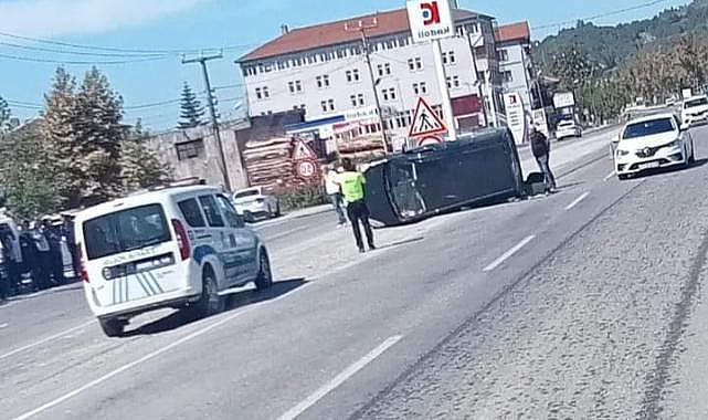 Otomobile çarpıp devrildi! 3 kişi yaralandı