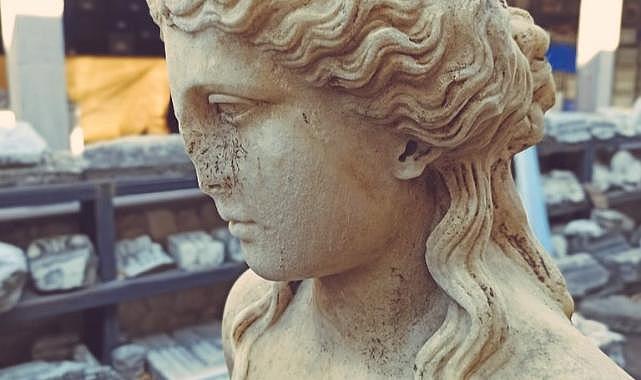 Tarihi kazıda su perisi heykeli bulundu!