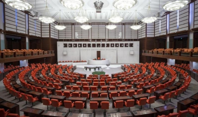 TBMM yarın açılıyor: Gündem yeni anayasa ve fezlekeler