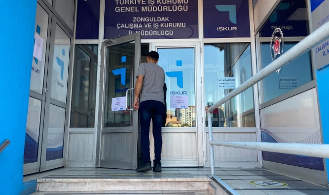 Uyarılara rağmen İş-Kur binasına başvuruya geldiler