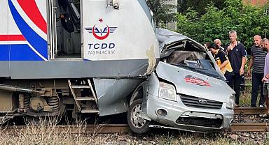 Yolcu treni hemzemin geçitte araçla çarpıştı: 1 yaralı