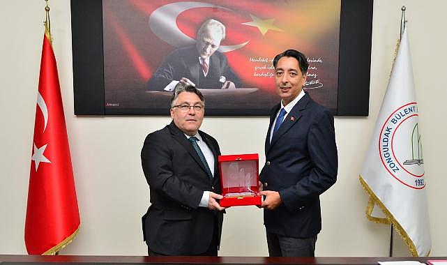 ZBEÜ Senato Toplantısında Doç. Dr. Kömürcü’ye Plaket Takdim Edildi