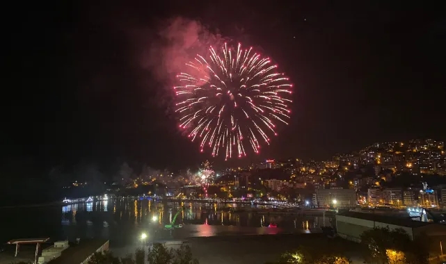 29 Ekim coşkusuna havai fişek gösterileri eklendi