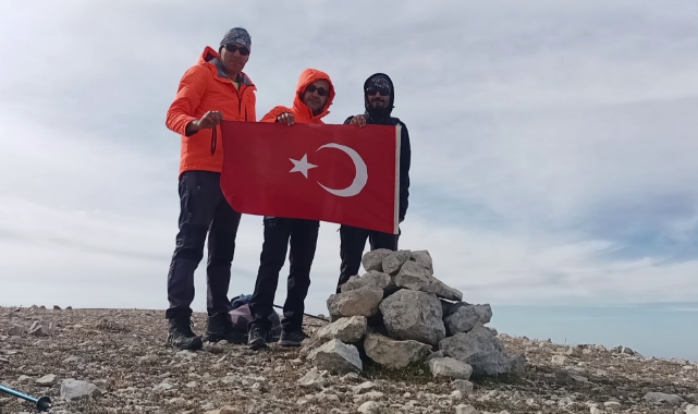 3 dağcı Cumhuriyetin 100. yılını Ilgaz Dağı’nda kutladı