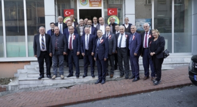 Başkan Adayı Sesli muhtarların gününü pasta keserek kutladı