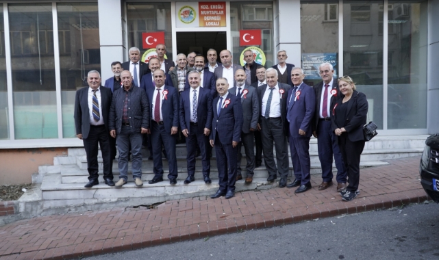 Başkan Adayı Sesli muhtarların gününü pasta keserek kutladı