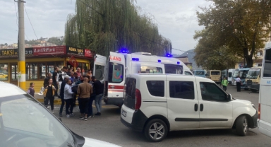 Bayrak asarken yaralandı!