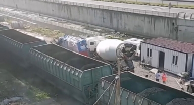 Beton mikseri trenle çarpıştı