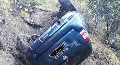 Bu kadarı pes dedirtti! Köy yolunda seyrederken aracıyla yuvarlandı!