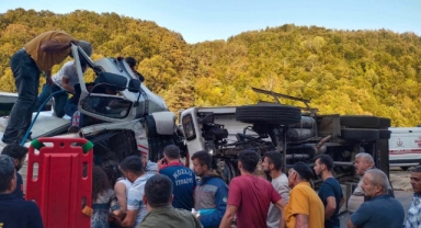 Ereğli yolunda kepek yüklü tır devrildi! Yaralılar var..