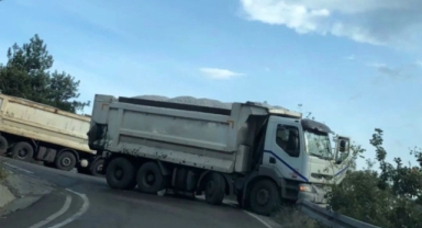 Freni boşalan kamyon bariyerlere çarparak durabildi!