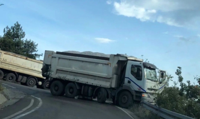 Freni boşalan kamyon bariyerlere çarparak durabildi!