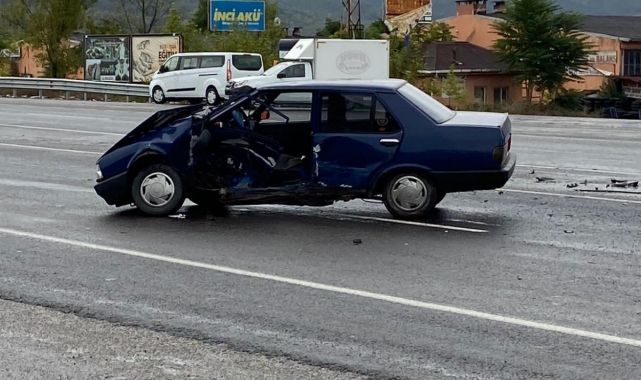 İki araç kafa kafaya çarpıştı!