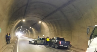 İki araç tünellerde çarpıştı