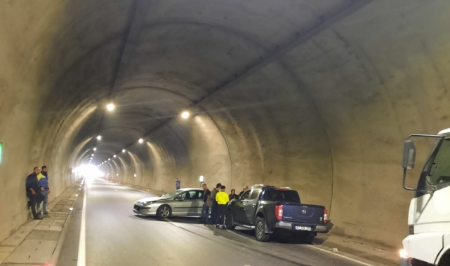 İki araç tünellerde çarpıştı