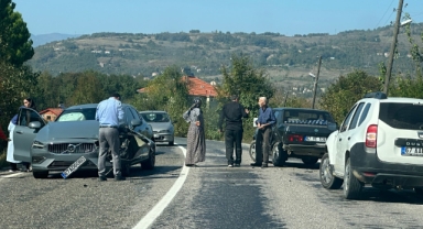 Otomobiller çarpıştı: 2 yaralı