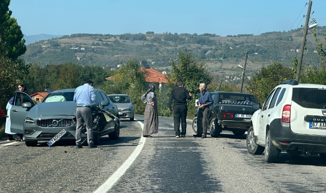 Otomobiller çarpıştı: 2 yaralı