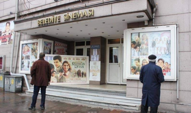 Kapısına kilit vuruldu! Belediye sineması öylece duruyor
