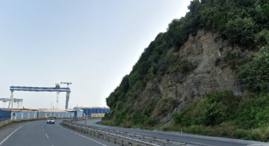 Karayoluna düşen kaya parçaları ekipleri alarma geçirdi!