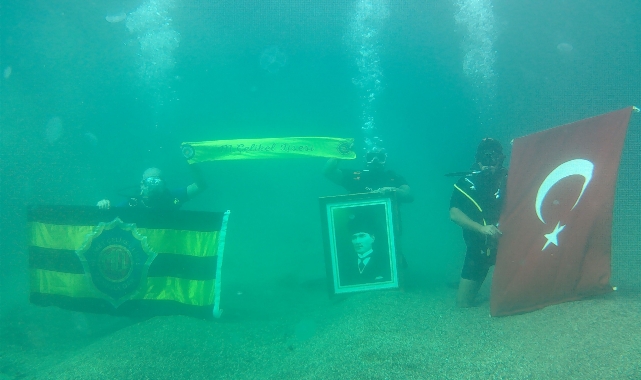 Mehmet Çelikelliler'den deniz dibinde anlamlı kutlama!
