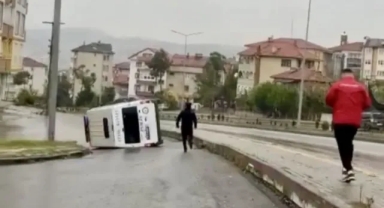 Polis aracı devrildi