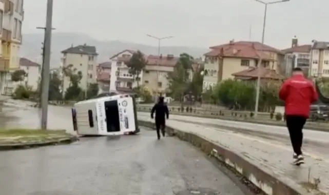 Polis aracı devrildi