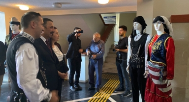 Protokolü yöresel kıyafetlerle karşıladılar