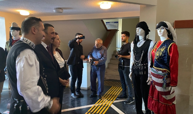 Protokolü yöresel kıyafetlerle karşıladılar