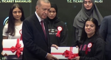 Türkiye birincisi Hiranur, ödülünü Cumhurbaşkanı Erdoğan'ın elinden aldı