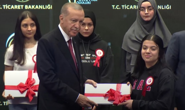 Türkiye birincisi Hiranur, ödülünü Cumhurbaşkanı Erdoğan'ın elinden aldı