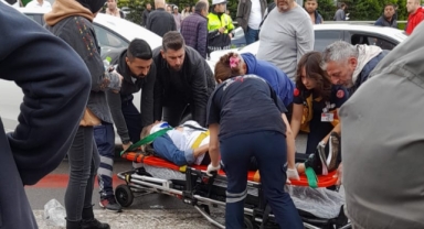 Yol kavgası yaparken yayaya çarptılar!