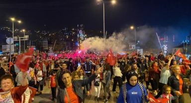 Yüzlerce kişi fener alayı coşkusu yaşadı