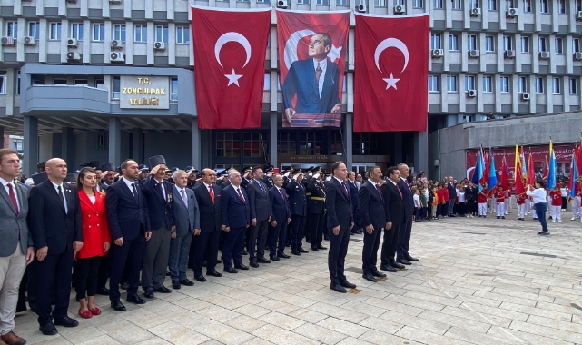 Zonguldak'ta tören coşkusu!