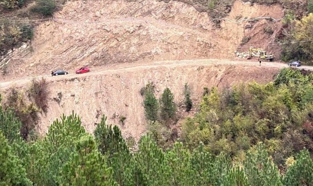 Araçlar köy yolunda mahsur kaldı!