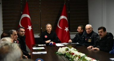 Bakan Yerlikaya'dan son dakika açıklaması! Kuru yük gemisi battı 12 mürettebat kayıp!