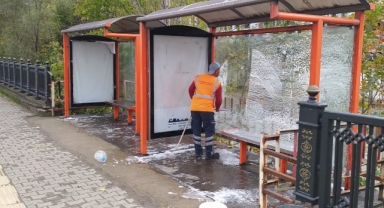 Devrek'te duraklar temizleniyor