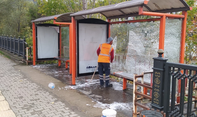 Devrek'te duraklar temizleniyor