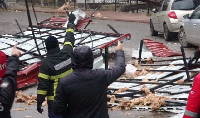 Fırtına çatıları uçurdu, araçlar zarar gördü!