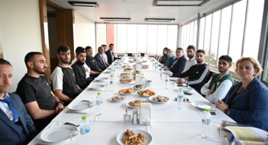 Rektör Özölçer, ZBEÜ’de Öğrenim Gören Filistinli Öğrencilerle Bir Araya Geldi