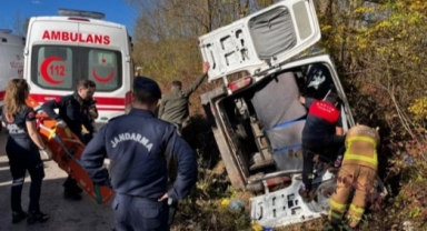 Yolcu minibüsü yoldan çıktı: 1 ölü, 11 yaralı