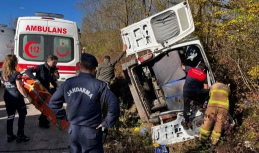 Yolcu minibüsü yoldan çıktı: 1 ölü, 11 yaralı