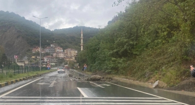 Zonguldak-İstanbul karayolunda heyelan!