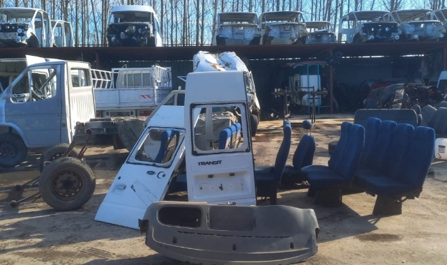 Çaldıkları minibüsü parça parça satmaya kalktılar!