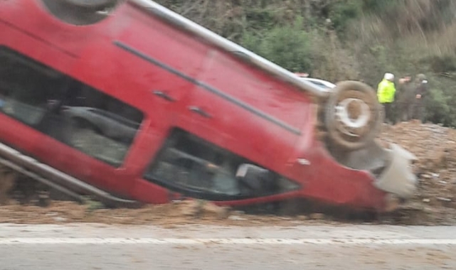 Hafif ticari araç takla attı: 2 yaralı  