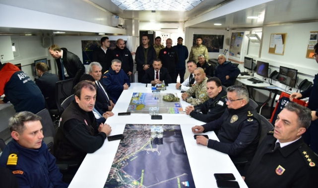 Kayıp denizciler için arama çalışmaları sürüyor